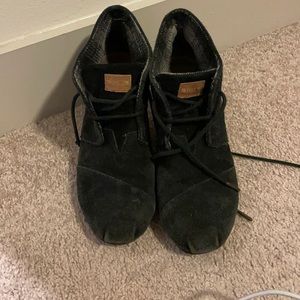 Toms kala desert wedge bootie in black. Offers ok!